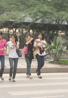 Phần đường dành cho người đi bộ trên phố Xã Đàn còn nhiều bất cập