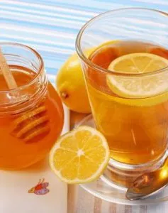 Uống nước chanh pha chút mật ong giúp đào thải virus sởi