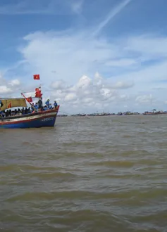 Thanh Hóa: Tàu chở 50 người bị sóng đánh chìm