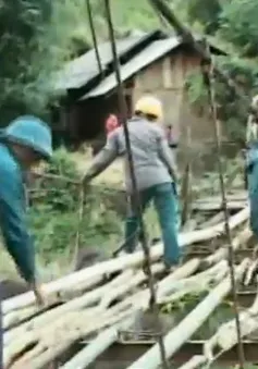 Dựng lại cầu tạm Chu Va 6 bị lũ cuốn trôi
