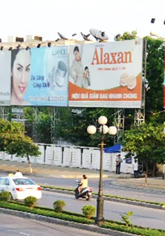 Bãi bỏ lệ phí quảng cáo ngoài trời