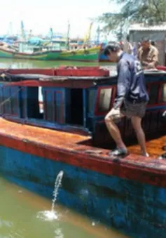 Bàn giao tang vật gây tràn dầu ở Quy Nhơn