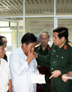 Bộ trưởng Phùng Quang Thanh thăm các chiến sỹ bị thương trong vụ máy bay rơi
