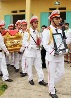 Phó Thủ tướng chia buồn với gia đình chiến sỹ hy sinh khi bắt tội phạm ma túy 