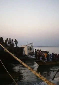Lật phà chở hàng trăm hành khách tại Bangladesh