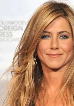 Jennifer Aniston bị dọa "giết" nếu phẫu thuật thẩm mỹ