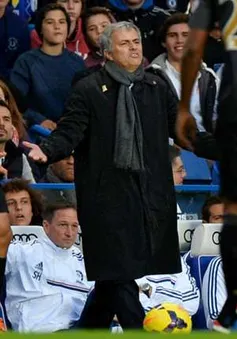 Ăn mừng "trên đầu" đối thủ, Mourinho lại gây "bão"