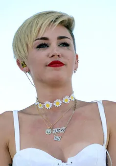 Sau khi diễn trò "lố", Miley Cyrus khóc trên sân khấu