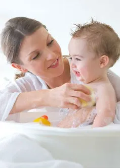 Phòng rôm sảy cho trẻ mùa nắng nóng