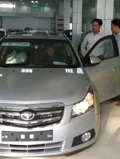 Chính thức giảm phí trước bạ ô tô tại Hà Nội xuống 12%