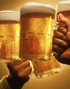 1 người Việt uống 100 chai bia/năm