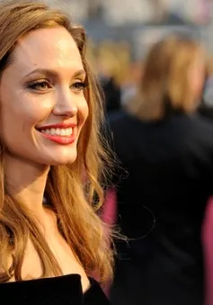 Angelina Jolie sẽ tiếp tục cắt bỏ buồng trứng