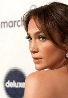 Jennifer Lopez đau đầu vì scandal lừa tình