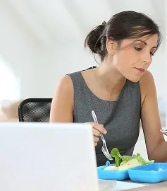 Thói quen xấu "bóp nghẹt" dạ dày dân công sở
