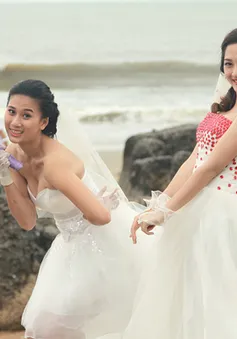 Bảo Anh thẹn thùng mặc váy cưới