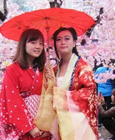 Giới trẻ thích thú cosplay dưới mưa