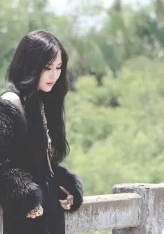 Bài hát yêu thích tháng 8: Lạ mắt với hình ảnh Hương Tràm trong “Sao anh vẫn chờ”