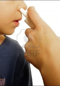 Thuốc nhỏ mũi cho trẻ nhỏ: Dùng thế nào cho đúng?