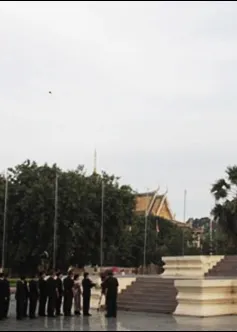 Viếng Đài Tưởng niệm Quân tình nguyện Việt Nam tại Campuchia 