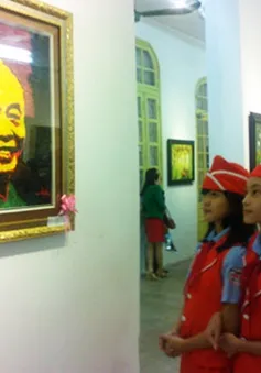 Triển lãm "Sắc hoa tháng 11" mừng ngày Nhà giáo Việt Nam