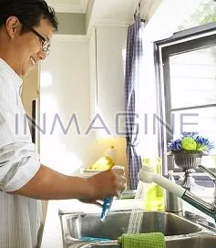 Có nên nhờ chồng giúp đỡ việc nhà?