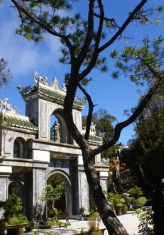 Lên đỉnh Bà Nà ghé thăm chùa Linh Ứng
