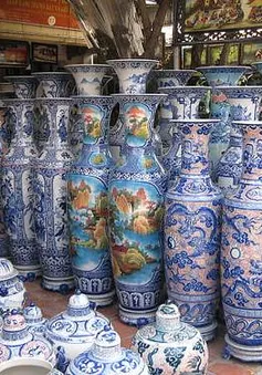 Thông điệp từ bình gốm chân đèn hoa lam Bát Tràng