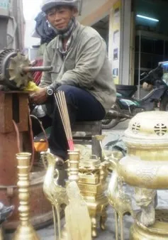 Đánh bóng lư đồng - Dịch vụ “hốt bạc” ngày giáp Tết