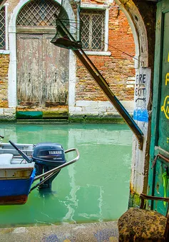 Cửa hàng sách dưới nước ở Venice, Italy