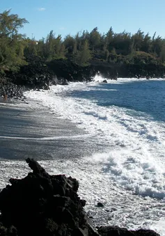 Bãi biển cát đen - "Đặc sản" tuyệt vời của quần đảo Hawaii