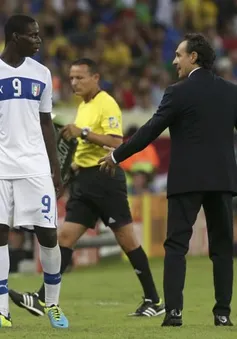 HLV Prandelli “nắn gân” Balotelli