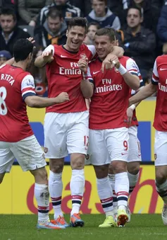Hạ gục Hull City, Arsenal giúp Man Utd uy hiếp Everton 