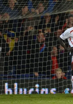 Cú sảy chân đau đớn của Liverpool: 10 phút kinh hoàng nơi đất khách