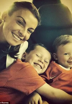 Coleen Rooney và các con hí hửng sang Brazil cổ vũ "gã Shrek"
