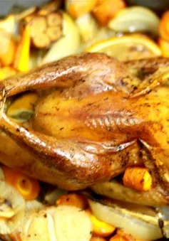 Món ngon cuối tuần - Lạ miệng với gà nướng chanh tỏi và lá hương thảo