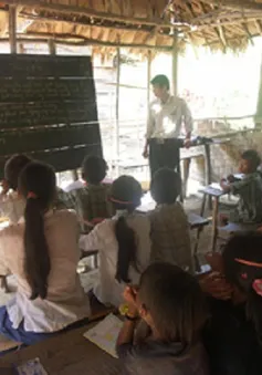 Những người thầy giáo đeo quân hàm xanh...