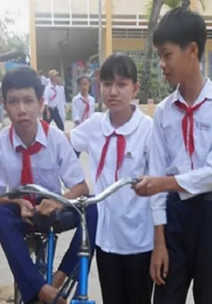 Chị là đôi chân bước cho em tới trường