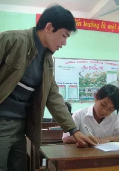 Nghị lực đáng khâm phục của 2 bé mồ côi đồng bào Rục