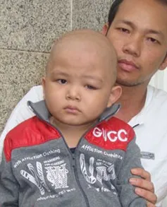 Vợ chồng nghèo nuôi con bệnh hiểm nghèo