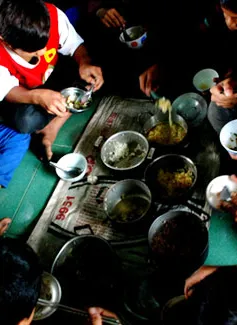 Quảng Trị: học sinh nội trú cơ cực bám trường