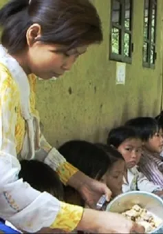 “Cơm có thịt” tiếp sức học sinh vượt núi tới trường