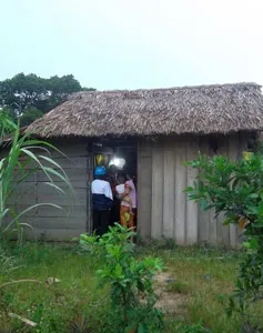 Khát vọng có ly sữa cho con của hai vợ chồng “ngớ ngẩn”