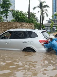 Dịch vụ đẩy xe, mò biển số "hút khách" ngày lụt