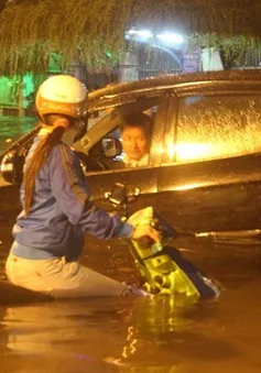 Chùm ảnh: Mưa lớn, người Sài Gòn "bơi" trong nước bẩn 