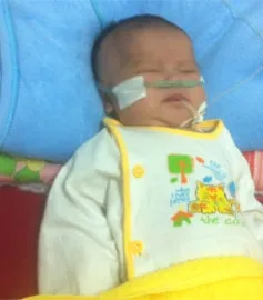 Xin cứu bé đau tim nghẹt đường thở