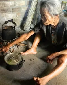 Cụ bà cựu chiến binh cô độc với bệnh tật hành hạ liên miên