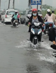 Người dân TP.HCM vất vả lội nước mưu sinh