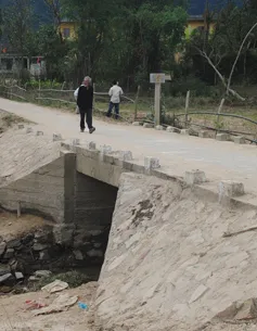 Cô giáo về hưu xây cầu cho dân đi