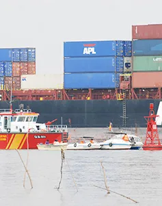 Phong tỏa hiện trường tàu cánh ngầm cháy trên sông Sài Gòn