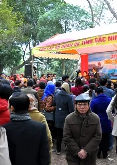 Du khách nô nức trẩy hội Lim 